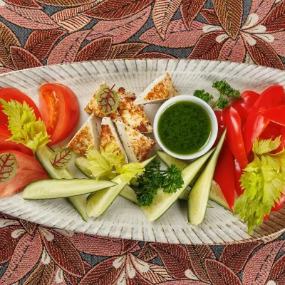 Овощная тарелка с домашним жареным сыром: сезонный набор свежих экологичных овощей от фермерского хозяйства, подается с обжаренным домашним творожным сыром – от Ресторана «Кухмистр»