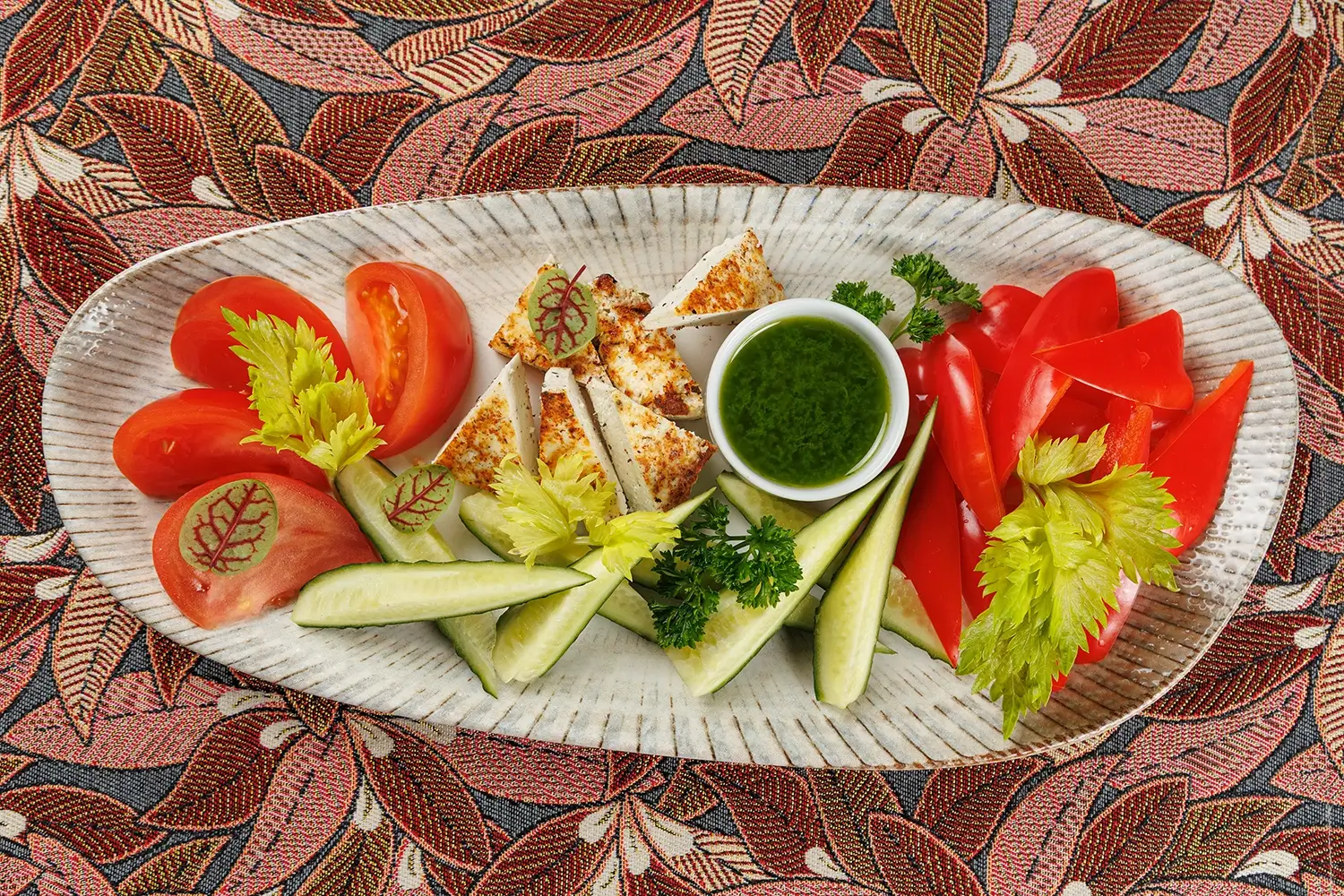 Овощная тарелка с домашним жареным сыром: сезонный набор свежих экологичных овощей от фермерского хозяйства, подается с обжаренным домашним творожным сыром – от Ресторана «Кухмистр» Овощная тарелка с домашним жареным сыром: сезонный набор свежих экологичных овощей от фермерского хозяйства, подается с обжаренным домашним творожным сыром – от Ресторана «Кухмистр»