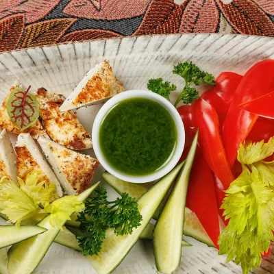 Овощная тарелка с домашним жареным сыром: сезонный набор свежих экологичных овощей от фермерского хозяйства, подается с обжаренным домашним творожным сыром – от Ресторана «Кухмистр»