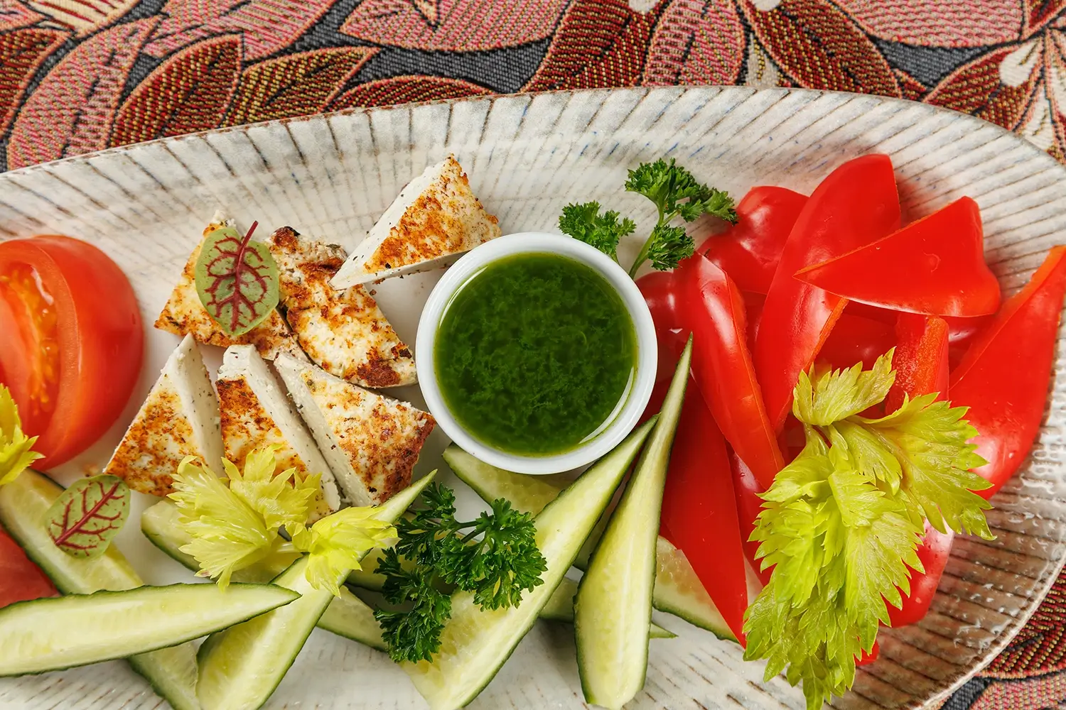 Овощная тарелка с домашним жареным сыром: сезонный набор свежих экологичных овощей от фермерского хозяйства, подается с обжаренным домашним творожным сыром – от Ресторана «Кухмистр» Овощная тарелка с домашним жареным сыром: сезонный набор свежих экологичных овощей от фермерского хозяйства, подается с обжаренным домашним творожным сыром – от Ресторана «Кухмистр»