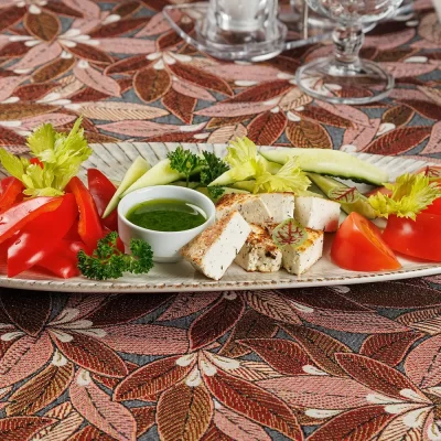 Овощная тарелка с домашним жареным сыром: сезонный набор свежих экологичных овощей от фермерского хозяйства, подается с обжаренным домашним творожным сыром – от Ресторана «Кухмистр»