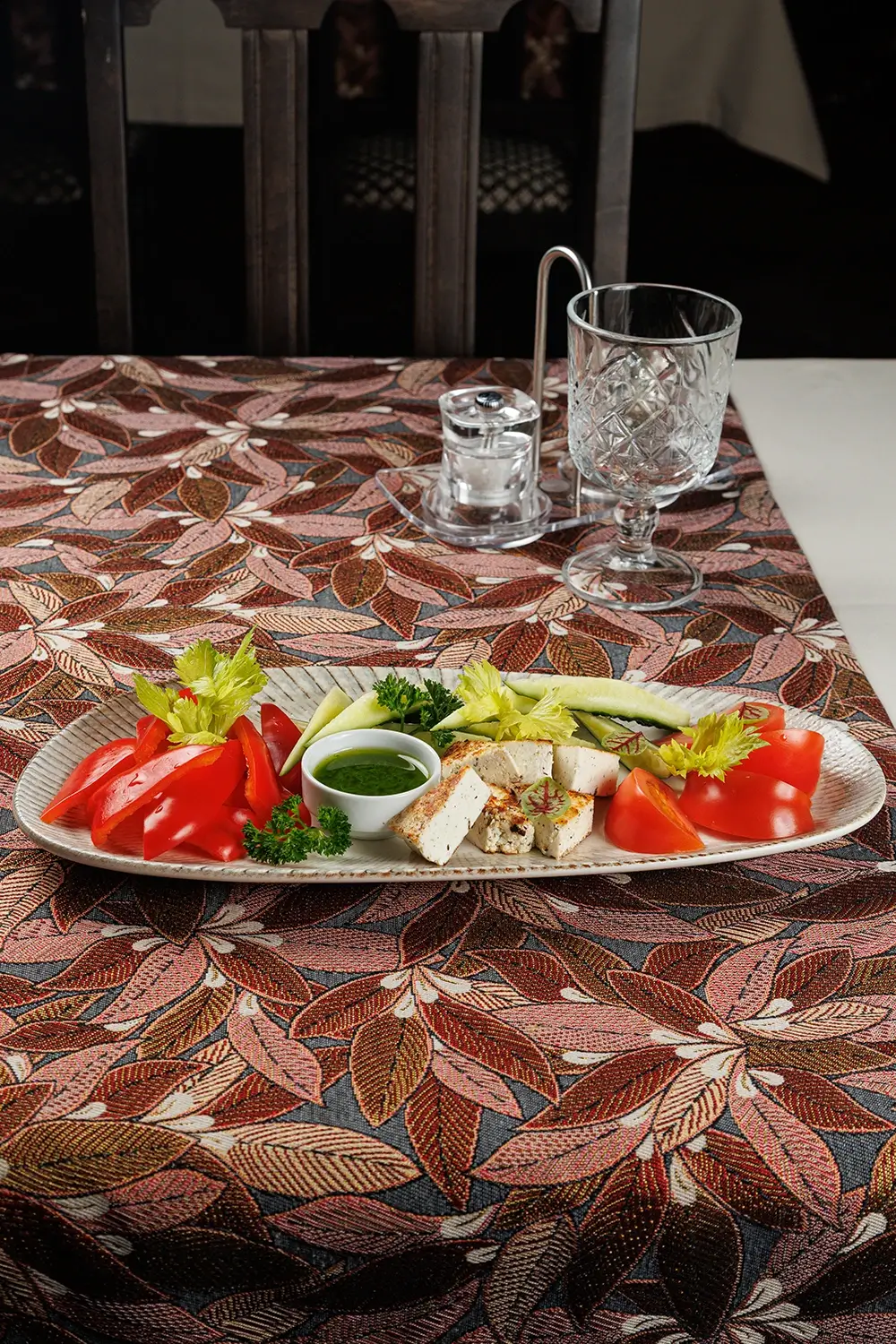 Овощная тарелка с домашним жареным сыром: сезонный набор свежих экологичных овощей от фермерского хозяйства, подается с обжаренным домашним творожным сыром – от Ресторана «Кухмистр» Овощная тарелка с домашним жареным сыром: сезонный набор свежих экологичных овощей от фермерского хозяйства, подается с обжаренным домашним творожным сыром – от Ресторана «Кухмистр»