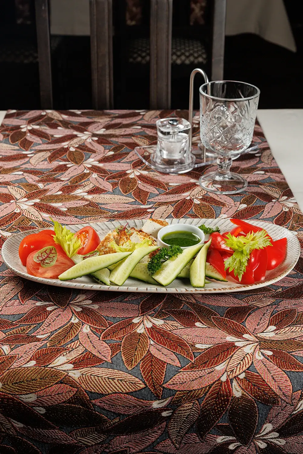 Овощная тарелка с домашним жареным сыром: сезонный набор свежих экологичных овощей от фермерского хозяйства, подается с обжаренным домашним творожным сыром – от Ресторана «Кухмистр» Овощная тарелка с домашним жареным сыром: сезонный набор свежих экологичных овощей от фермерского хозяйства, подается с обжаренным домашним творожным сыром – от Ресторана «Кухмистр»