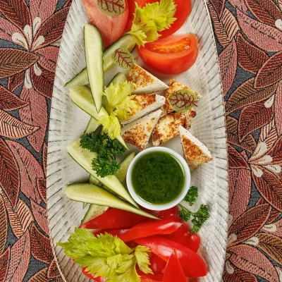 Овощная тарелка с домашним жареным сыром: сезонный набор свежих экологичных овощей от фермерского хозяйства, подается с обжаренным домашним творожным сыром – от Ресторана «Кухмистр»