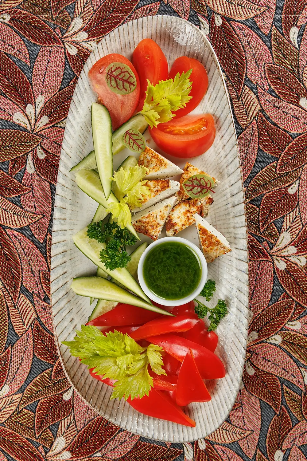 Овощная тарелка с домашним жареным сыром: сезонный набор свежих экологичных овощей от фермерского хозяйства, подается с обжаренным домашним творожным сыром – от Ресторана «Кухмистр» Овощная тарелка с домашним жареным сыром: сезонный набор свежих экологичных овощей от фермерского хозяйства, подается с обжаренным домашним творожным сыром – от Ресторана «Кухмистр»