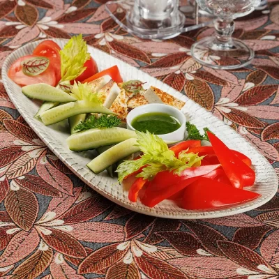 Овощная тарелка с домашним жареным сыром: сезонный набор свежих экологичных овощей от фермерского хозяйства, подается с обжаренным домашним творожным сыром – от Ресторана «Кухмистр»