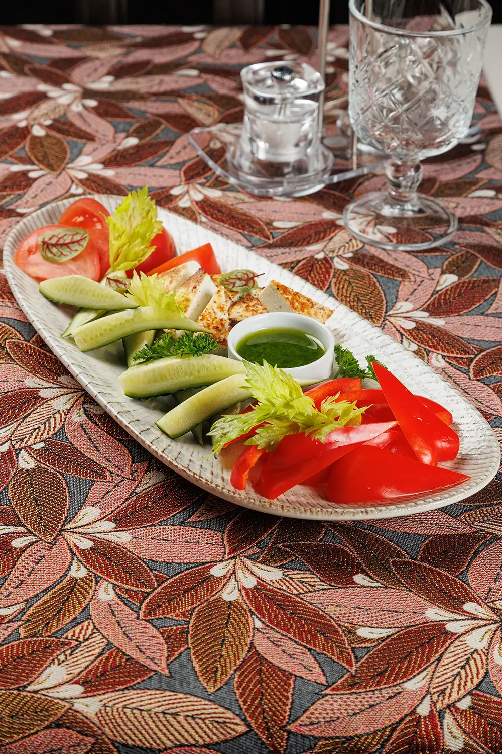 Овощная тарелка с домашним жареным сыром: сезонный набор свежих экологичных овощей от фермерского хозяйства, подается с обжаренным домашним творожным сыром – от Ресторана «Кухмистр» Овощная тарелка с домашним жареным сыром: сезонный набор свежих экологичных овощей от фермерского хозяйства, подается с обжаренным домашним творожным сыром – от Ресторана «Кухмистр»