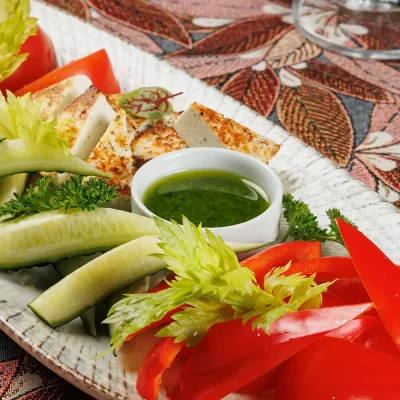 Овощная тарелка с домашним жареным сыром: сезонный набор свежих экологичных овощей от фермерского хозяйства, подается с обжаренным домашним творожным сыром – от Ресторана «Кухмистр»