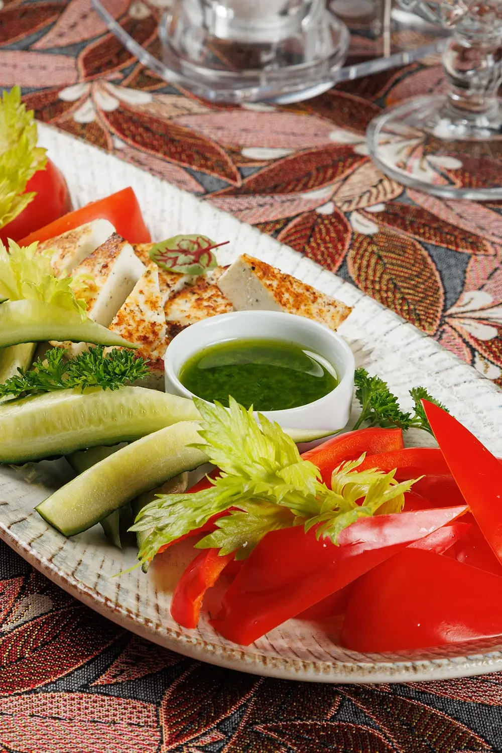 Овощная тарелка с домашним жареным сыром: сезонный набор свежих экологичных овощей от фермерского хозяйства, подается с обжаренным домашним творожным сыром – от Ресторана «Кухмистр» Овощная тарелка с домашним жареным сыром: сезонный набор свежих экологичных овощей от фермерского хозяйства, подается с обжаренным домашним творожным сыром – от Ресторана «Кухмистр»