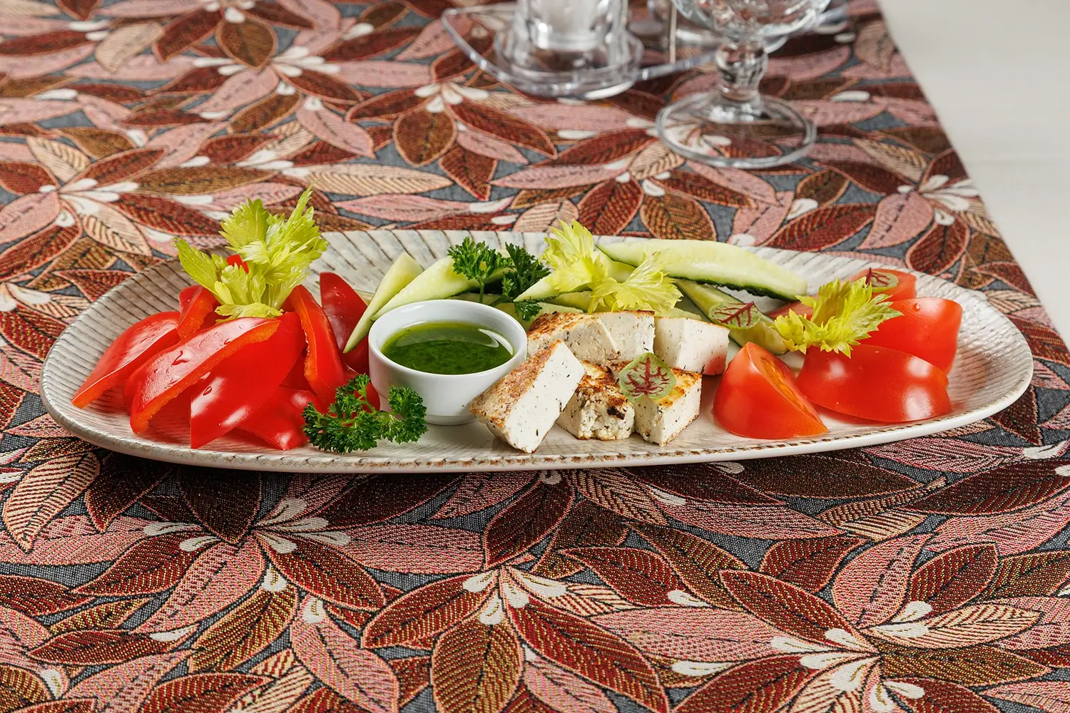 Овощная тарелка с домашним жареным сыром: сезонный набор свежих экологичных овощей от фермерского хозяйства, подается с обжаренным домашним творожным сыром – от Ресторана «Кухмистр»