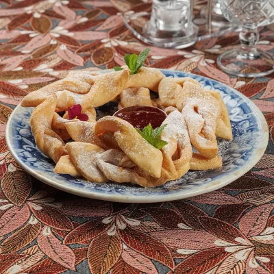 Печенье «Хворост» с ягодным пюре от Ресторана «Кухмистр»