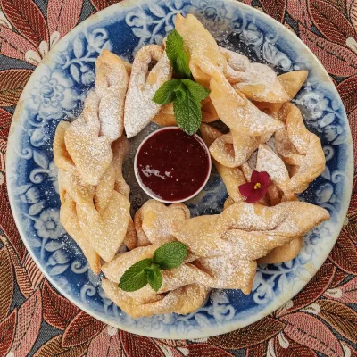 Печенье «Хворост» с ягодным пюре от Ресторана «Кухмистр»