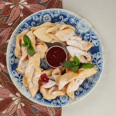 Печенье «Хворост» с ягодным пюре от Ресторана «Кухмистр»