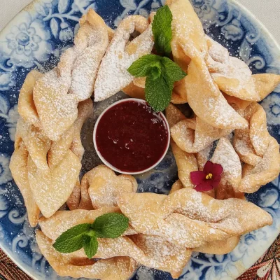 Печенье «Хворост» с ягодным пюре от Ресторана «Кухмистр»