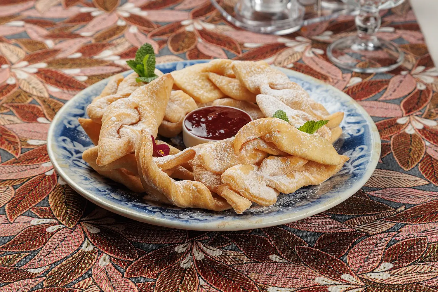 Печенье «Хворост» с ягодным пюре от Ресторана «Кухмистр»