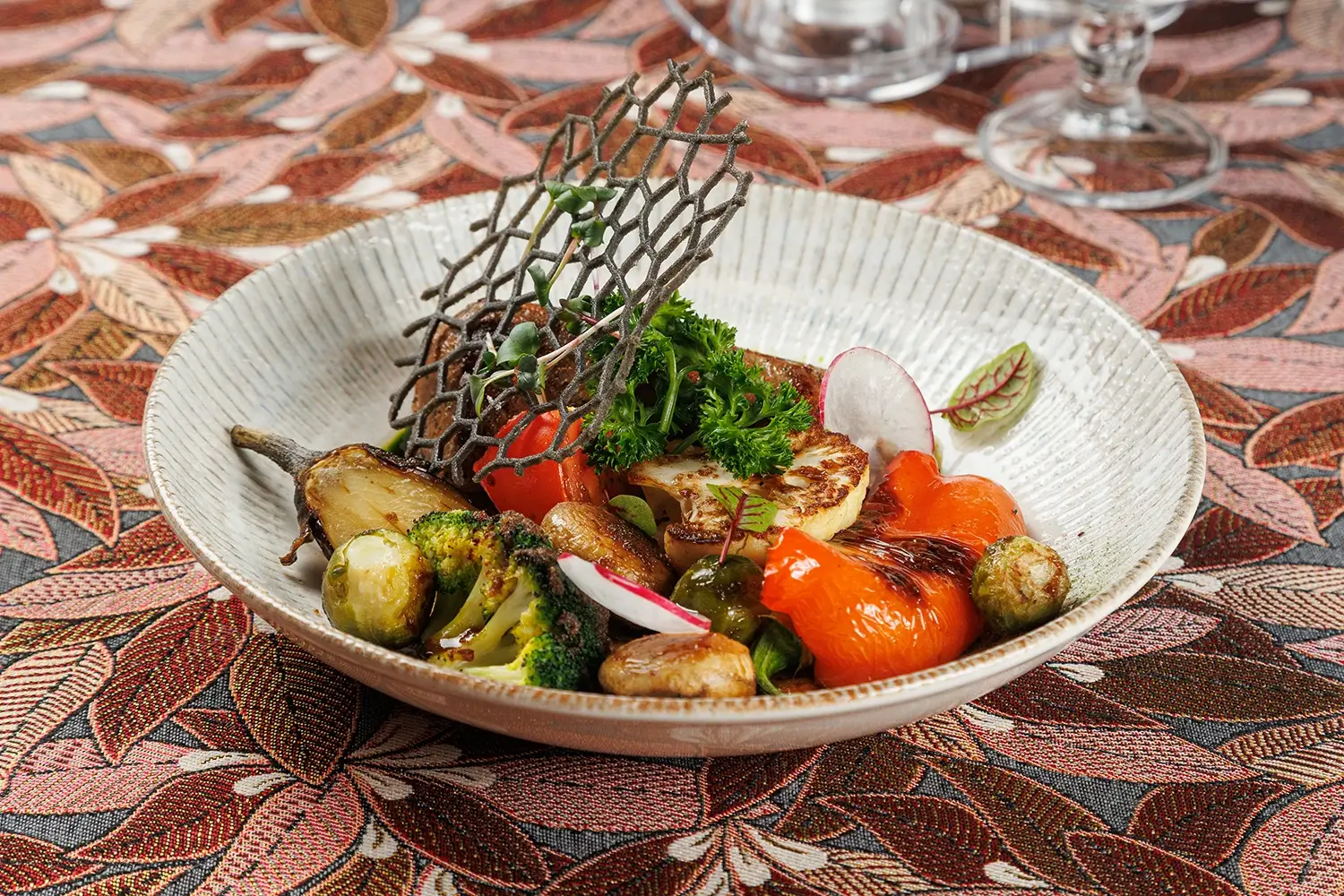 «Печисто по-литвински» от Ресторана «Кухмистр»: Отборное жареное свиное филе с овощами на гриле или жареным картофелем с грибами (на выбор) «Печисто по-литвински» от Ресторана «Кухмистр»: Отборное жареное свиное филе с овощами на гриле или жареным картофелем с грибами (на выбор)