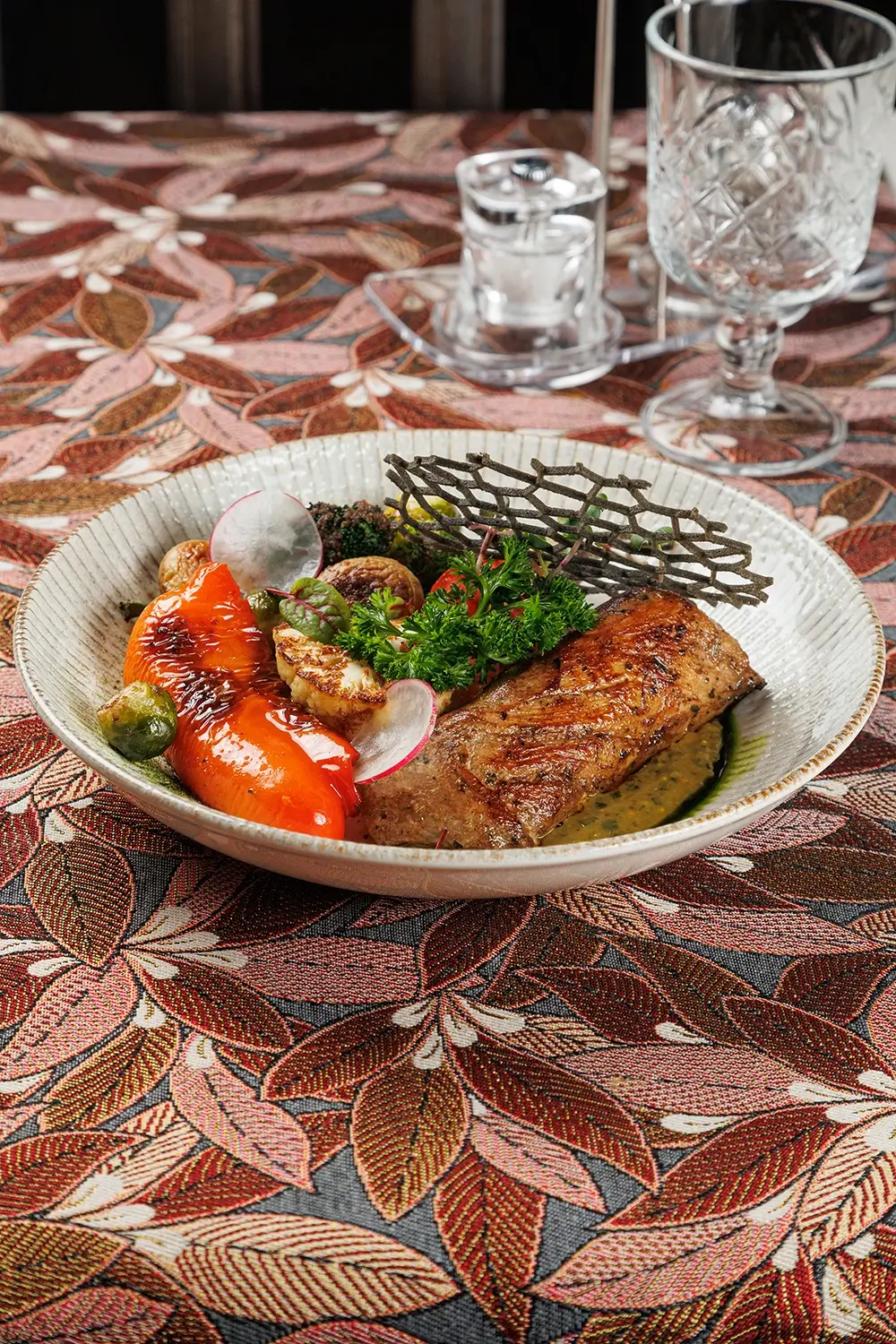 «Печисто по-литвински» от Ресторана «Кухмистр»: Отборное жареное свиное филе с овощами на гриле или жареным картофелем с грибами (на выбор) «Печисто по-литвински» от Ресторана «Кухмистр»: Отборное жареное свиное филе с овощами на гриле или жареным картофелем с грибами (на выбор)