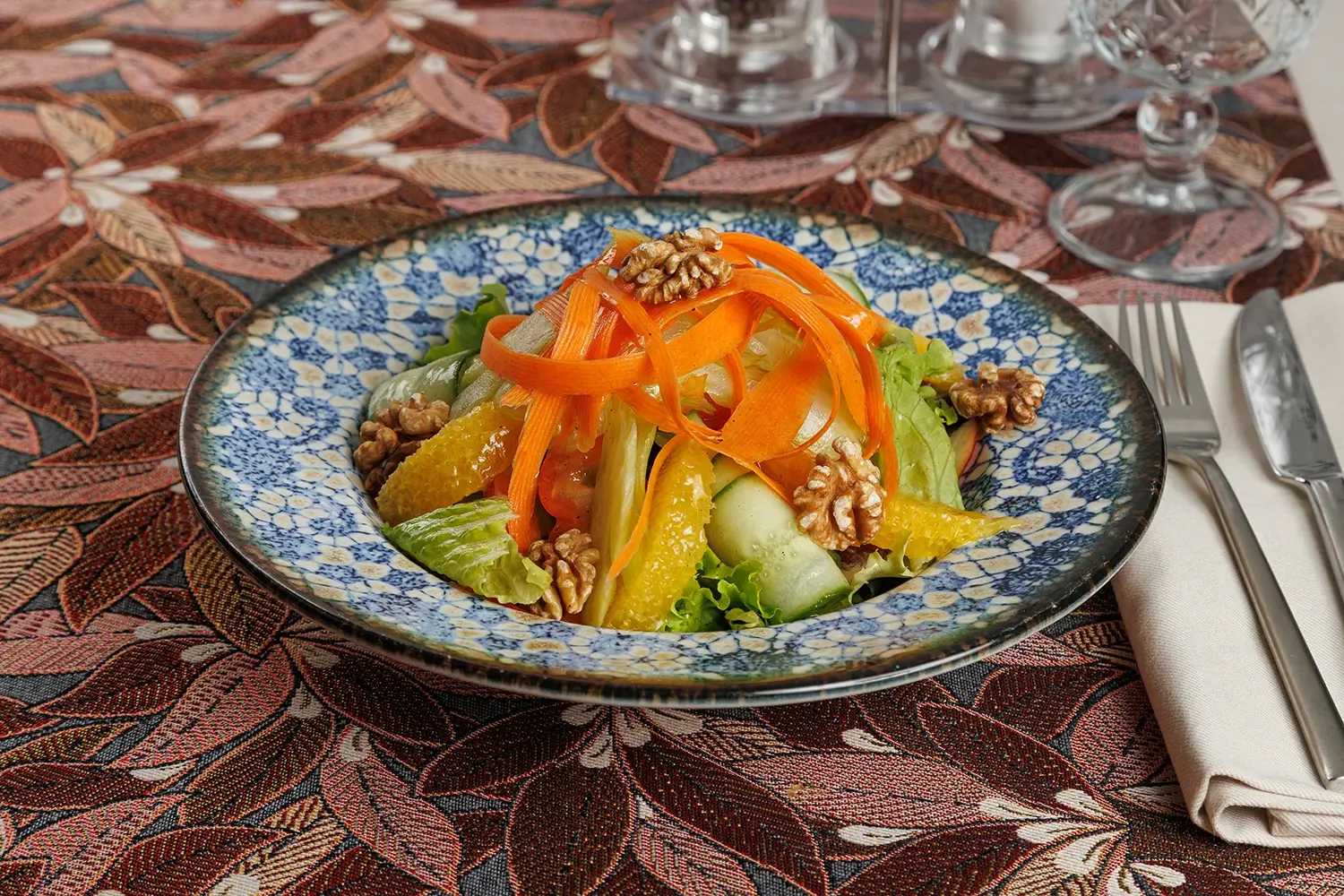 Витаминный салат «Бабушкин» из свежих сельдерея, яблока, перца, моркови, зелёного салата, грецких орехов, огурца и апельсина, заправленный лимонным соком и оливковым маслом от Ресторана «Кухмистр»