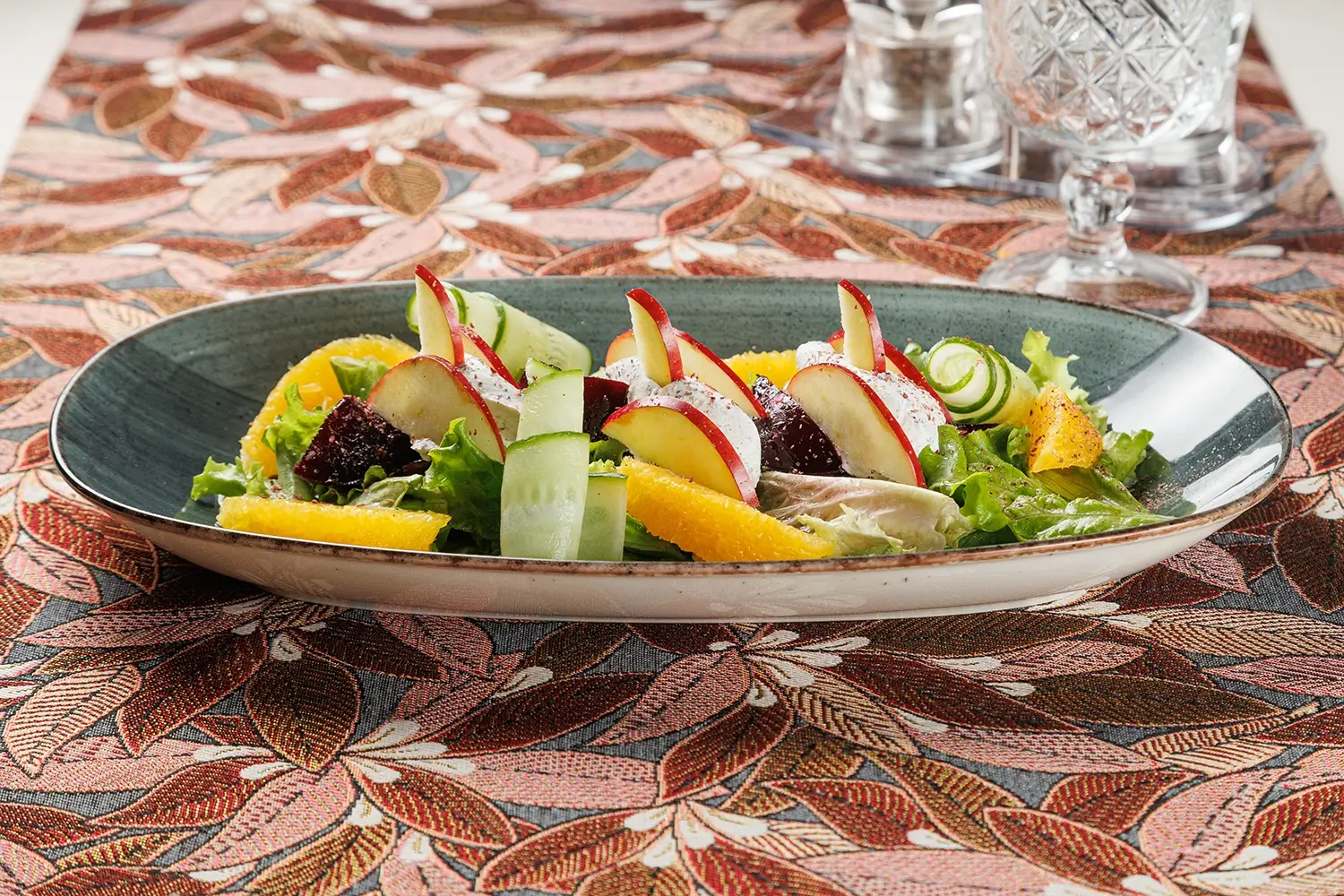 Салат из маринованной свёклы с домашним сыром, фруктами, зеленью и ореховым соусом от Ресторана «Кухмистр»