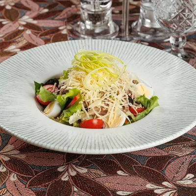 Салат «Пан Тадеуш» из свежих овощей, яиц, сыра, маслин, говядины, кукурузы, с медово-горчичной заправкой от Ресторана «Кухмистр»