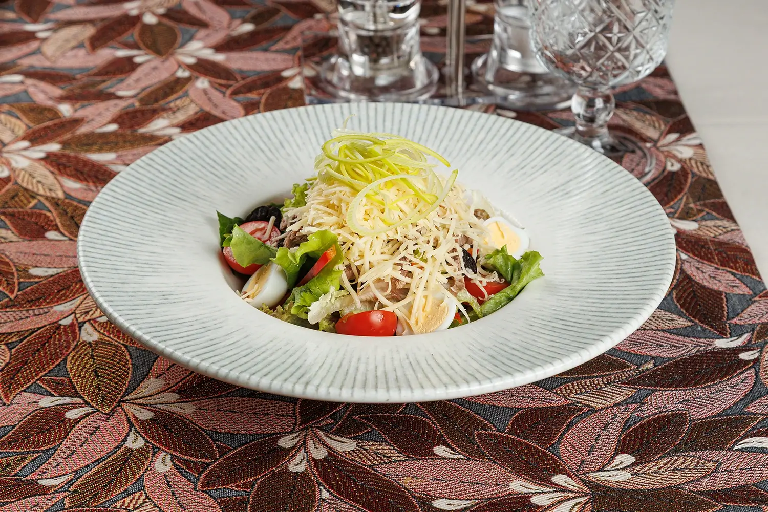 Салат «Пан Тадеуш» из свежих овощей, яиц, сыра, маслин, говядины, кукурузы, с медово-горчичной заправкой от Ресторана «Кухмистр» Салат «Пан Тадеуш» из свежих овощей, яиц, сыра, маслин, говядины, кукурузы, с медово-горчичной заправкой от Ресторана «Кухмистр»