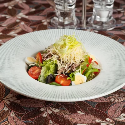 Салат «Пан Тадеуш» из свежих овощей, яиц, сыра, маслин, говядины, кукурузы, с медово-горчичной заправкой от Ресторана «Кухмистр»