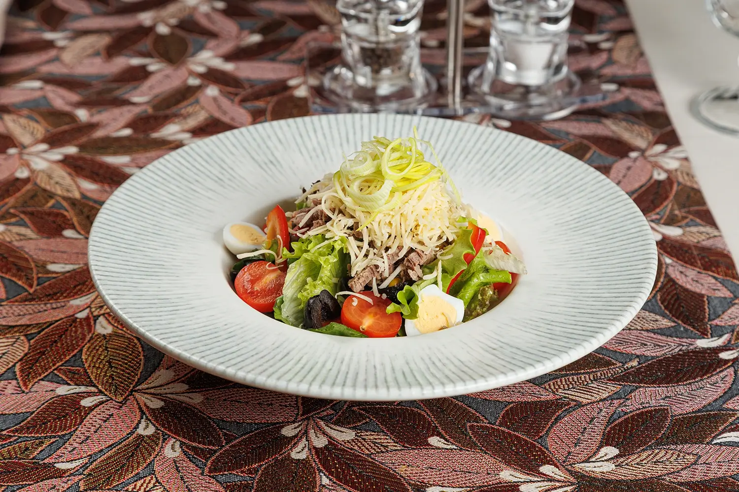 Салат «Пан Тадеуш» из свежих овощей, яиц, сыра, маслин, говядины, кукурузы, с медово-горчичной заправкой от Ресторана «Кухмистр» Салат «Пан Тадеуш» из свежих овощей, яиц, сыра, маслин, говядины, кукурузы, с медово-горчичной заправкой от Ресторана «Кухмистр»