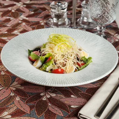 Салат «Пан Тадеуш» из свежих овощей, яиц, сыра, маслин, говядины, кукурузы, с медово-горчичной заправкой от Ресторана «Кухмистр»