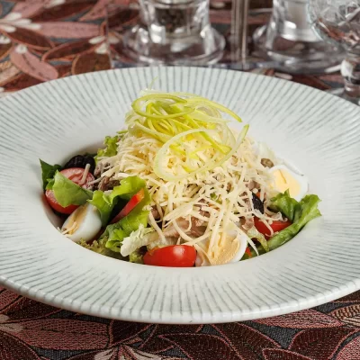 Салат «Пан Тадеуш» из свежих овощей, яиц, сыра, маслин, говядины, кукурузы, с медово-горчичной заправкой от Ресторана «Кухмистр»