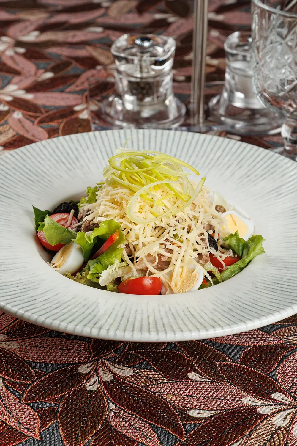 Салат «Пан Тадеуш» из свежих овощей, яиц, сыра, маслин, говядины, кукурузы, с медово-горчичной заправкой от Ресторана «Кухмистр» Салат «Пан Тадеуш» из свежих овощей, яиц, сыра, маслин, говядины, кукурузы, с медово-горчичной заправкой от Ресторана «Кухмистр»