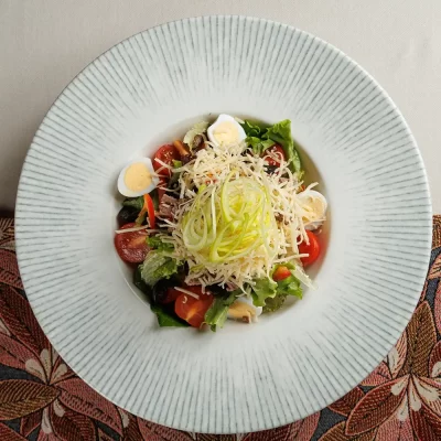 Салат «Пан Тадеуш» из свежих овощей, яиц, сыра, маслин, говядины, кукурузы, с медово-горчичной заправкой от Ресторана «Кухмистр»