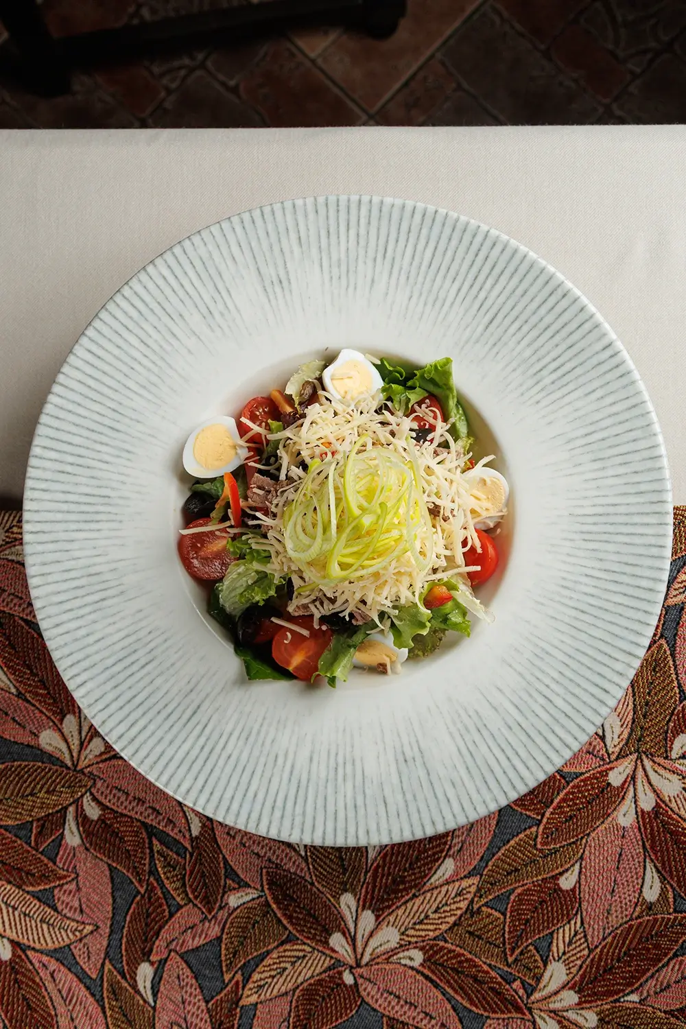 Салат «Пан Тадеуш» из свежих овощей, яиц, сыра, маслин, говядины, кукурузы, с медово-горчичной заправкой от Ресторана «Кухмистр» Салат «Пан Тадеуш» из свежих овощей, яиц, сыра, маслин, говядины, кукурузы, с медово-горчичной заправкой от Ресторана «Кухмистр»