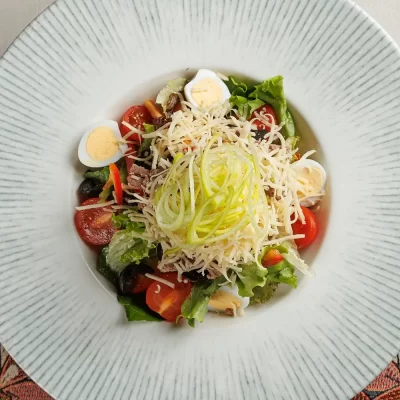 Салат «Пан Тадеуш» из свежих овощей, яиц, сыра, маслин, говядины, кукурузы, с медово-горчичной заправкой от Ресторана «Кухмистр»