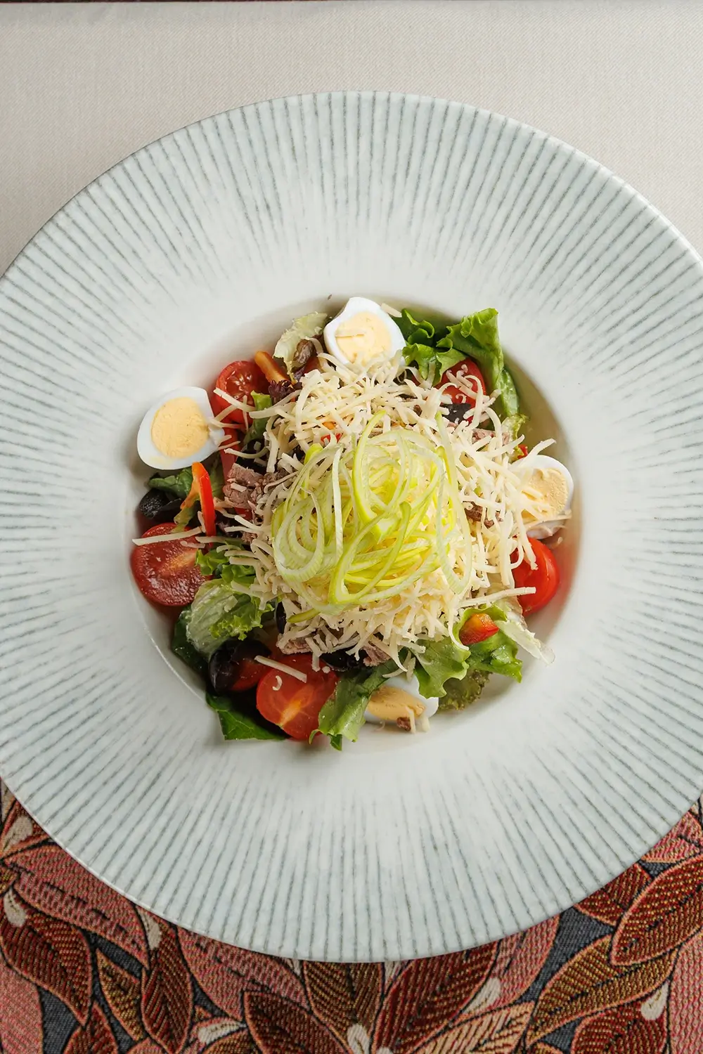 Салат «Пан Тадеуш» из свежих овощей, яиц, сыра, маслин, говядины, кукурузы, с медово-горчичной заправкой от Ресторана «Кухмистр» Салат «Пан Тадеуш» из свежих овощей, яиц, сыра, маслин, говядины, кукурузы, с медово-горчичной заправкой от Ресторана «Кухмистр»