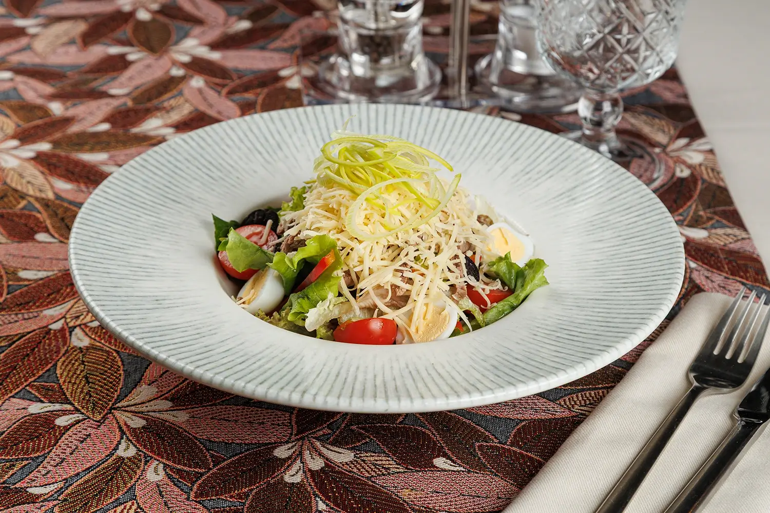 Салат «Пан Тадеуш» из свежих овощей, яиц, сыра, маслин, говядины, кукурузы, с медово-горчичной заправкой от Ресторана «Кухмистр»