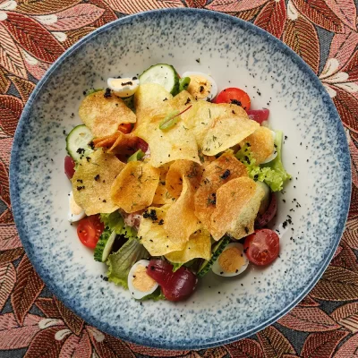 Салат «Островецкий» с копчёным линем, картофелем, варёным яйцом, томатами, листьями салата и луком от Ресторана «Кухмистр»