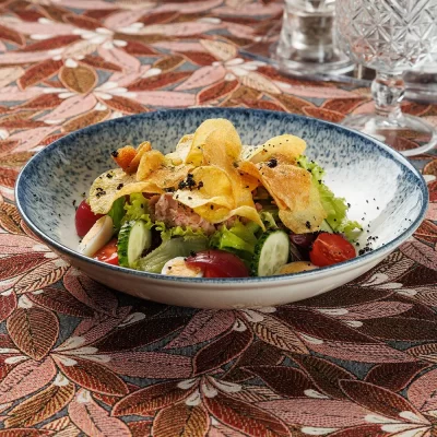 Салат «Островецкий» с копчёным линем, картофелем, варёным яйцом, томатами, листьями салата и луком от Ресторана «Кухмистр»