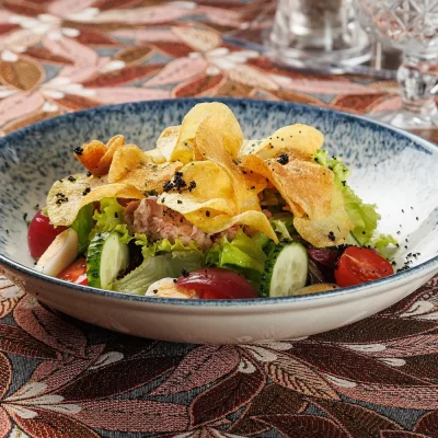 Салат «Островецкий» с копчёным линем, картофелем, варёным яйцом, томатами, листьями салата и луком от Ресторана «Кухмистр»