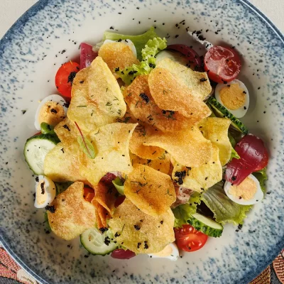 Салат «Островецкий» с копчёным линем, картофелем, варёным яйцом, томатами, листьями салата и луком от Ресторана «Кухмистр»