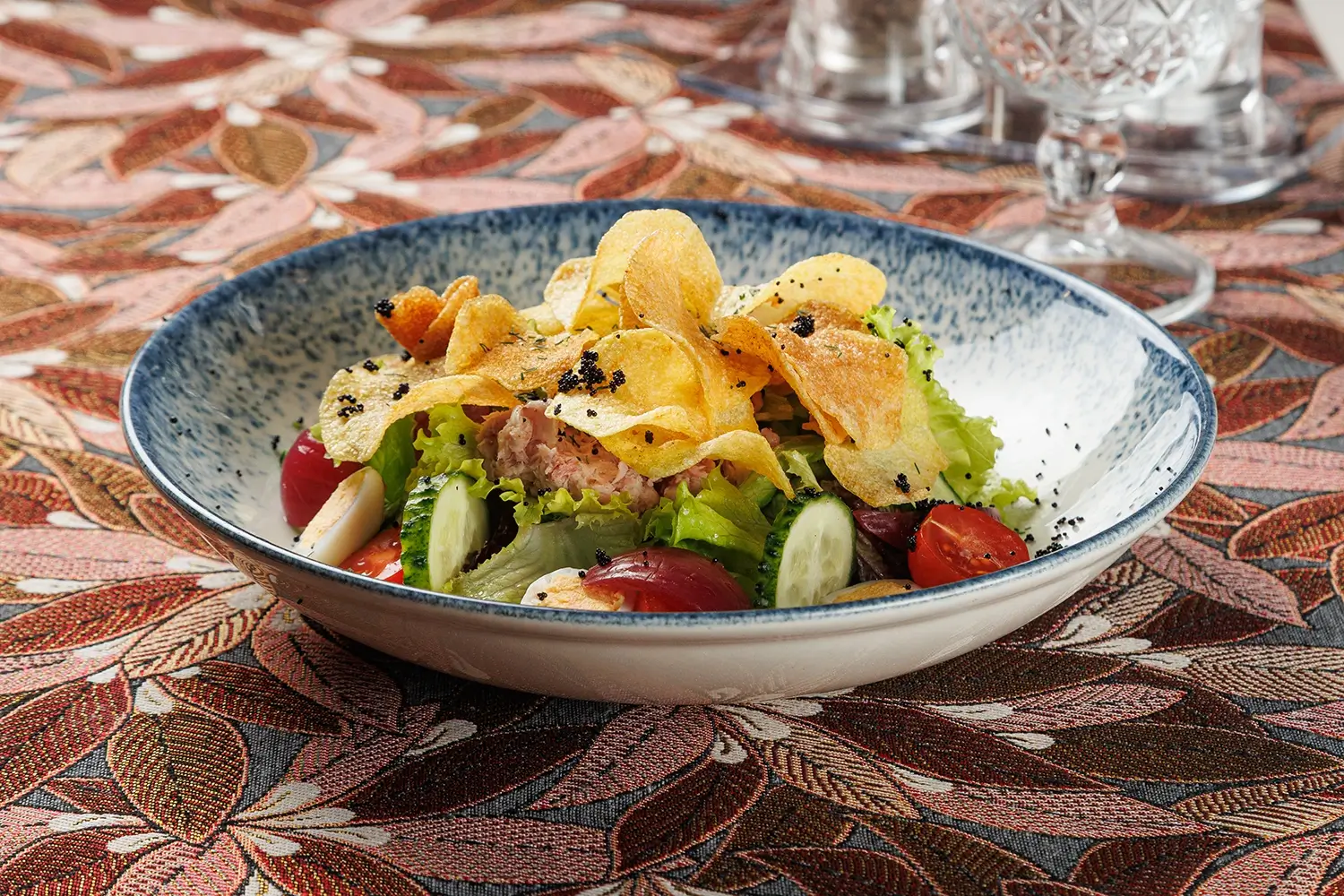 Салат «Островецкий» с копчёным линем, картофелем, варёным яйцом, томатами, листьями салата и луком от Ресторана «Кухмистр»