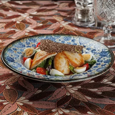 Лёгкий аппетитный cалат «Шляхетский» с куриным филе, свежими овощами и сырно-чесночной заправкой от Ресторана «Кухмистр»