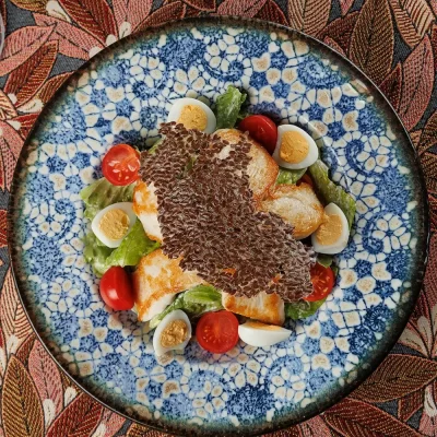 Лёгкий аппетитный cалат «Шляхетский» с куриным филе, свежими овощами и сырно-чесночной заправкой от Ресторана «Кухмистр»