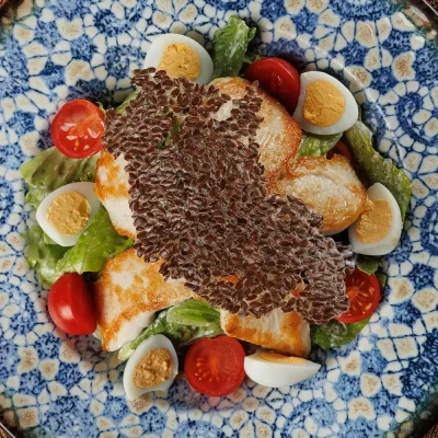 Лёгкий аппетитный cалат «Шляхетский» с куриным филе, свежими овощами и сырно-чесночной заправкой от Ресторана «Кухмистр»