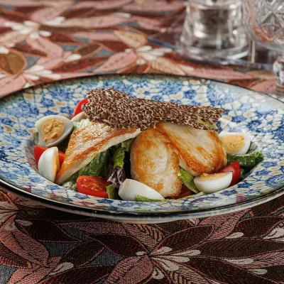 Лёгкий аппетитный cалат «Шляхетский» с куриным филе, свежими овощами и сырно-чесночной заправкой от Ресторана «Кухмистр»