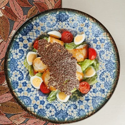 Лёгкий аппетитный cалат «Шляхетский» с куриным филе, свежими овощами и сырно-чесночной заправкой от Ресторана «Кухмистр»