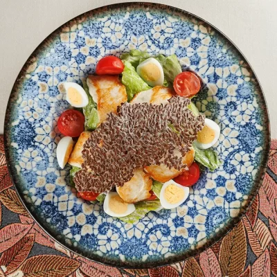 Лёгкий аппетитный cалат «Шляхетский» с куриным филе, свежими овощами и сырно-чесночной заправкой от Ресторана «Кухмистр»