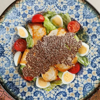 Лёгкий аппетитный cалат «Шляхетский» с куриным филе, свежими овощами и сырно-чесночной заправкой от Ресторана «Кухмистр»