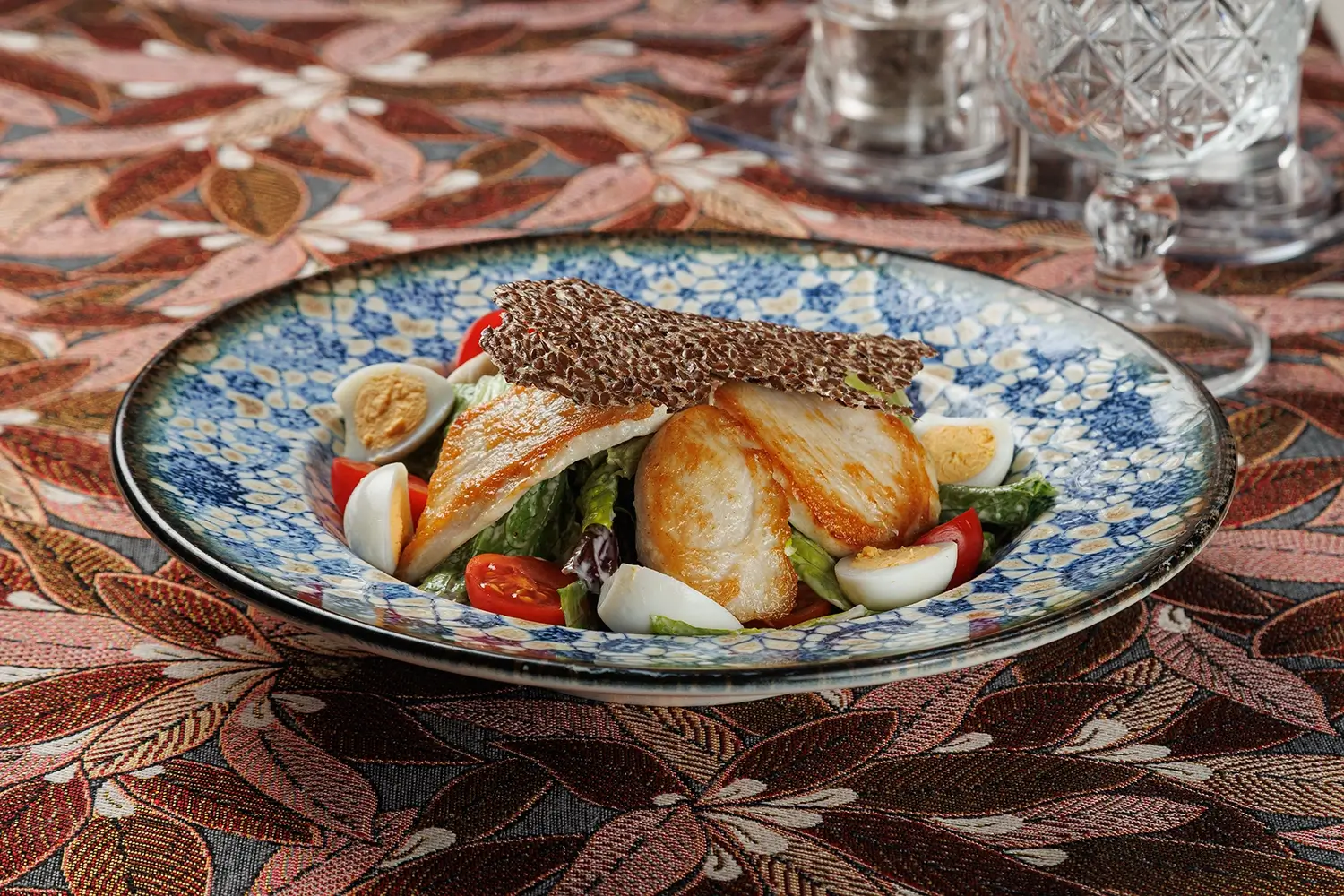 Лёгкий аппетитный cалат «Шляхетский» с куриным филе, свежими овощами и сырно-чесночной заправкой от Ресторана «Кухмистр»