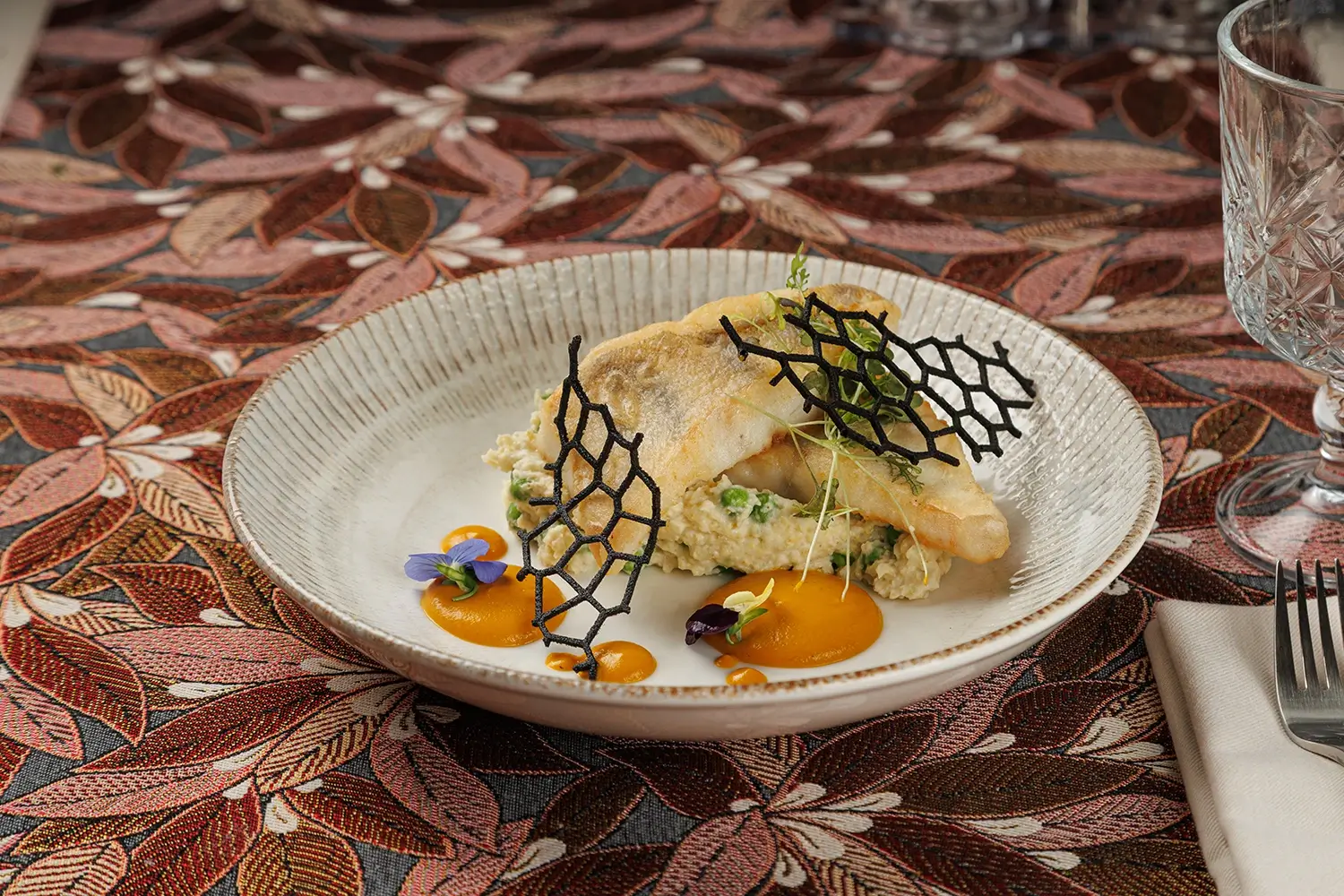 Судак по-Полесски с пшенной кашей и зелёным горошком от Ресторана «Кухмистр»