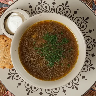 Белорусский суп из перловой крупы «Крупник» на овощном бульоне с белыми грибами и ржаными хлебцами от Ресторана «Кухмистр»